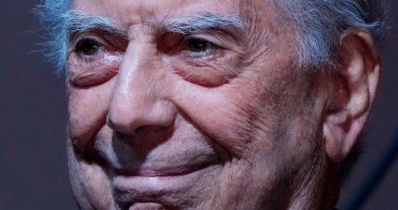 El escritor peruano Mario Vargas Llosa asiste a la 46° edición de la Feria Internacional del Libro en Buenos Aires, Argentina, el 6 de mayo de 2022.