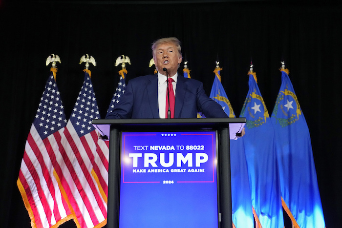 El expresidente Donald Trump habla en un acto de campaña en Las Vegas, 8 de julio de 2023.