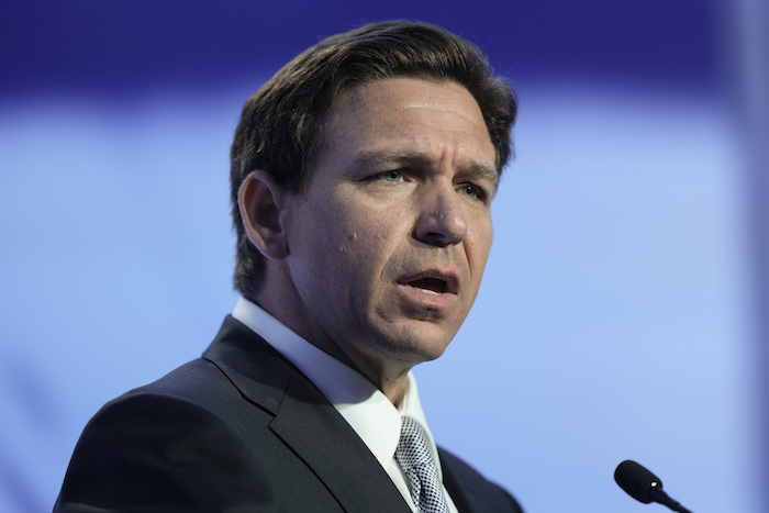 El Gobernador de Florida, Ron DeSantis, que busca la candidatura presidencial republicana, pronuncia un discurso durante la reunión de de Mamas pro Libertad en Filadelfia, el viernes 30 de junio de 2023.