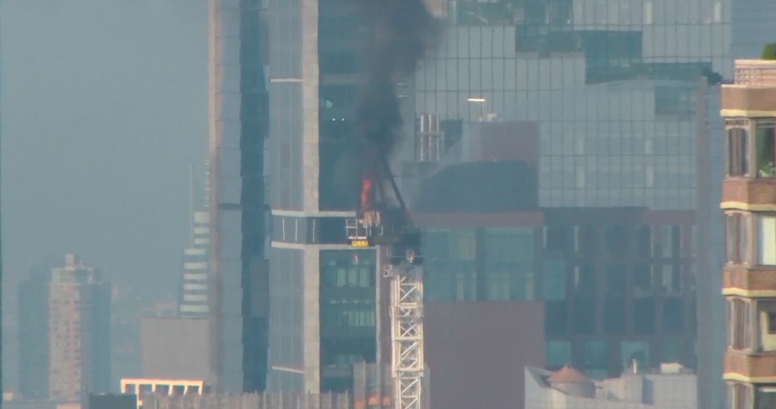 El incendio de una grúa de construcción en Manhattan el 26 de julio de 2023.