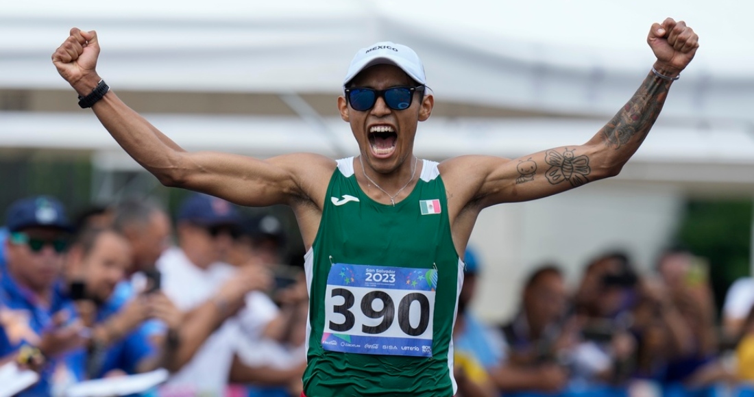 El mexicano José Doctor festeja su presea de oro en los 20 kilómetros de marcha el domingo 2 de julio de 2023, en San Salvador.