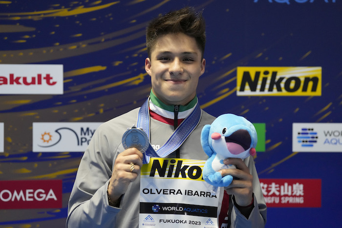 El mexicano Osmar Olvera muestra su medalla de plata tras la final del trampolín de tres metros del Mundial de Natación en Fukuoka, Japan, el jueves 20 de julio de 2023.