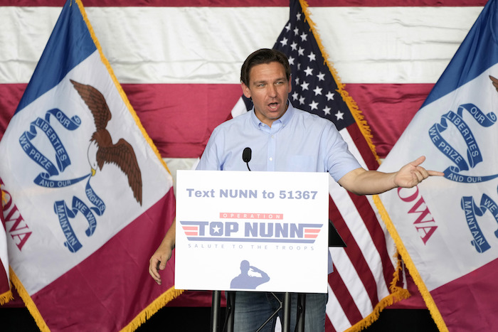 El precandidato presidencial republicano, el Gobernador de Florida, Ron DeSantis, pronunció un mensaje durante un acto de recaudación de fondos para el representante federal Zech Nunn en Ankeny, Iowae, el sábado 15 de julio de 2023.