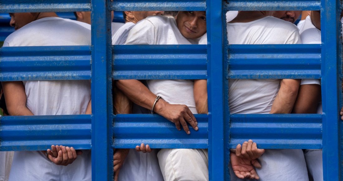 Hombres que fueron detenidos durante el estado de excepción son transportados en un camión de mercancías, en Soyapango, El Salvador, el 7 de octubre de 2022. El gobierno del presidente salvadoreño, Nayib Bukele, solicitó al Congreso el 11 de julio de 2023 una nueva extensión del estado de excepción, que suspende derechos constitucionales, como parte de su política de mano dura contra las pandillas y que comenzó hace más de un año. Foto: Moisés Castillo