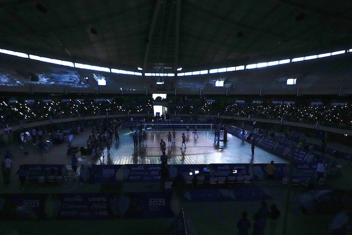 Espectadores toman fotos con sus celulares durante la final de voleibol de mujeres en los Juegos Centroamericanos y del Caribe de San Salvador, el sábado 8 de julio de 2023.