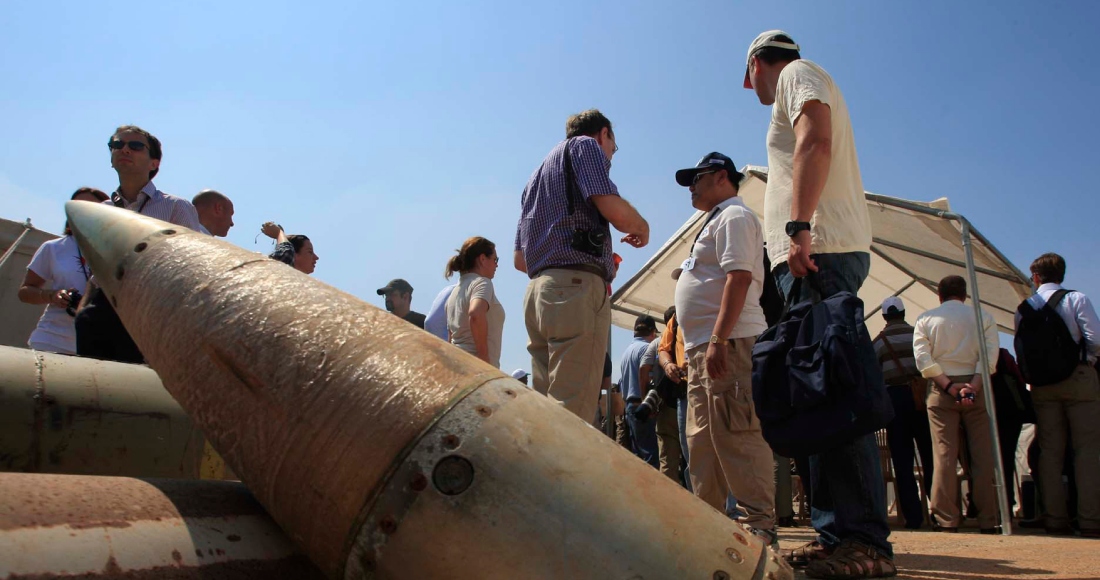 Activistas y delegaciones internacionales están junto a bombas de racimo en una base militar en Nabatiyeh, Líbano, 12 de septiembre de 2011. Foto: Mohammed Zaatari, AP, Archivo