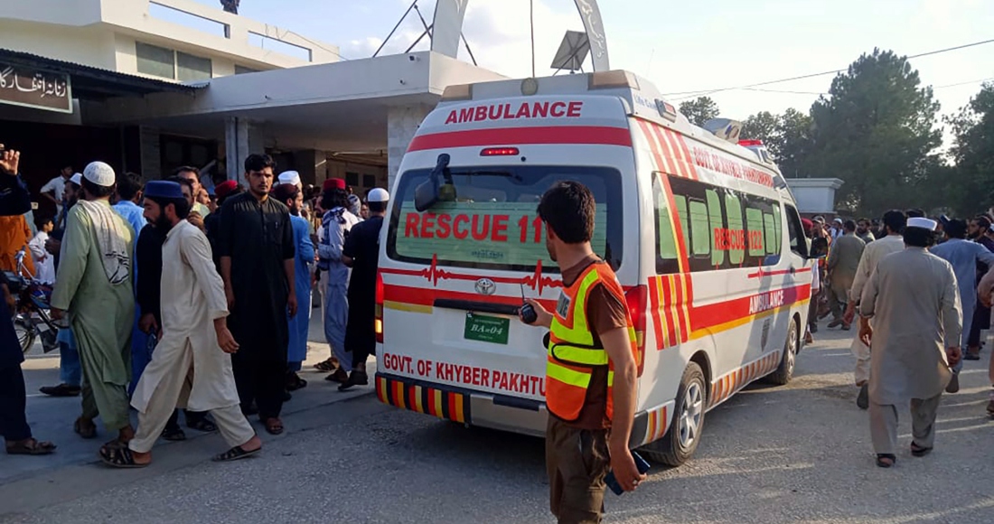 En esta foto proporcionada por Rescue 1122 Head Quarters, una ambulancia transporta a personas heridas luego de la explosión de una bomba durante un mitin político en el distrito de Bajur de Khyber Pakhtunkhwa, Pakistán, el domingo 30 de julio de 2023.