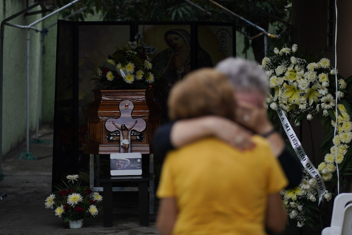 Familiares de Hipólito Mora se abrazan cerca de su féretro, en el velorio de este líder de las autodefensas civiles armadas en su casa de La Ruana, México, viernes 30 de junio de 2023.