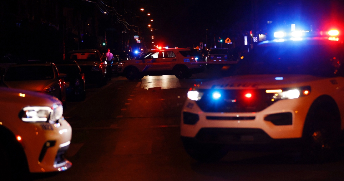 La policía investiga en la calle 56 después de que varias personas fueron baleadas el lunes 3 de julio de 2023, en el suroeste de Filadelfia. Foto: Yong Kim, The Philadelphia Inquirer, AP