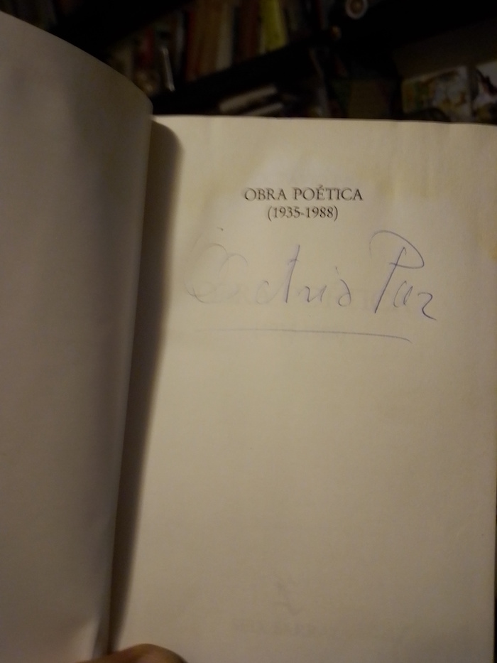 Firma de Octavio Paz en el libro Obra Poética.