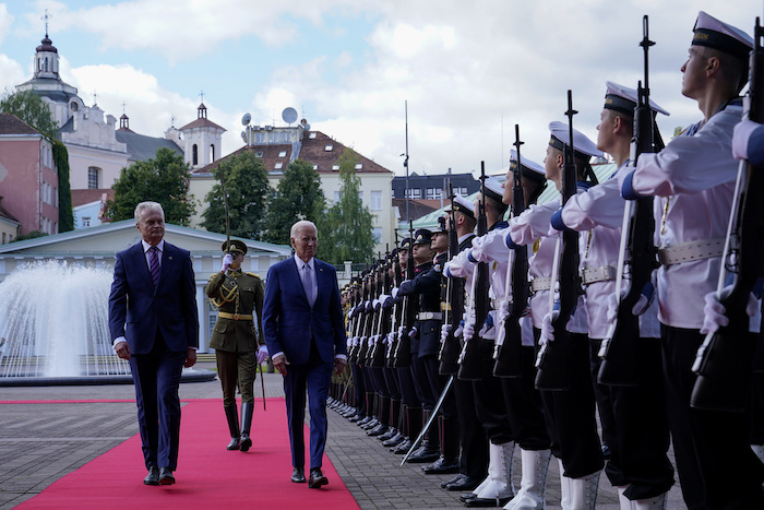 El Presidente de Lituania, Gitanas Nauseda, al recibir al Presidente estadounidense Joe Biden en Vilna, Lituania, el 11 de julio de 2023.