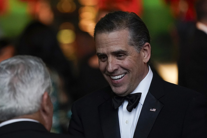 Hunter Biden habla con invitados antes de que el Presidente Joe Biden haga un brindis durante una cena de Estado para el Primer Ministro de la India, Narendra Modi, en la Casa Blanca, el 22 de junio de 2023, en Washington.