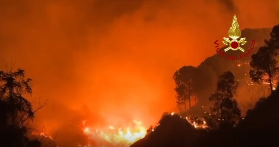 Los incendios se han extendido a la provincia de Reggio Calabria, donde las llamas están afectando una zona montañosa. Las víctimas mortales registradas hasta el momento son personas adultas mayores que quedaron atrapados en viviendas. Foto: Europa Press, captura de pantalla