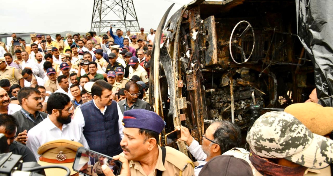 El conductor de un autobús perdió el control de dicho vehículo en el que viajaban 33 personas, sobre una carretera del distrito de Buldhana, India. Hasta el momento, el saldo es de al menos 25 personas fallecidas, de las cuales tres eran menores de edad. Foto: Devendra Fadnavis, tomada de su cuenta de Twitter