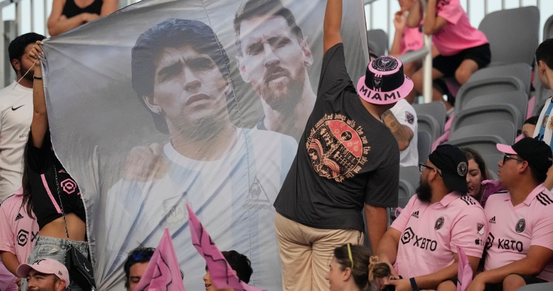 Un grupo de aficionados muestra una manta con las imágenes de los argentinos Diego Maradona y Lionel Messi antes del partido del Inter de Miami ante Cruz Azul, el viernes 21 de julio de 2023. Foto: Rebecca Blackwell, AP