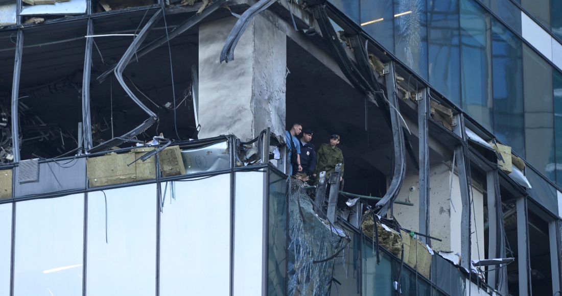 Investigadores examinan los daños causados a un rascacielos por un ataque con dron en el distrito Ciudad de Moscú en Moscú, el domingo 30 de julio de 2023.