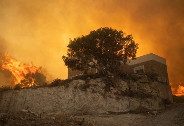 Un incendio arde en la localidad de Gennadi, en la isla de Rodas, en el sureste de Grecia, el 25 de julio de 2023. Foto: Petros Giannakouris, AP