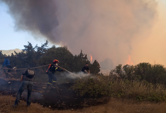 Bomberos trabajan en la extinción de un incendio en Vati, en la isla de Rodas, en el sureste de Grecia, el 25 de julio de 2023. Foto: Petros Giannakouris, AP