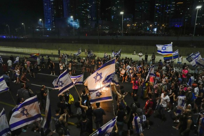 Israelíes bloquean una autopista en protesta contra el plan de reforma judicial del Gobierno del Primer Ministro Benjamin Netanyahu, en Tel Aviv, Israel, 18 de julio de 2023.