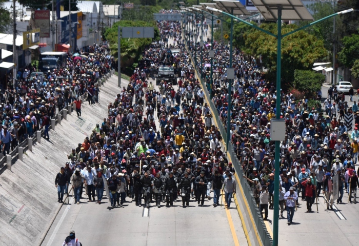 Se registró un fuerte enfrentamiento entre habitantes de diferentes municipios de Chilpancingo contra Policía Estatal y Guardia Nacional. Los manifestante retuvieron a varios elementos de seguridad y secuestraron una tanqueta de la Policía Estatal. Foto: Dassaev Téllez Adame, Cuartoscuro