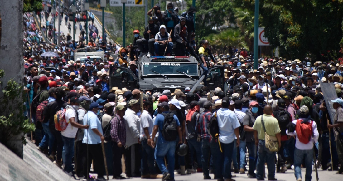 Se registró un fuerte enfrentamiento entre habitantes de diferentes municipios de Chilpancingo contra Policía Estatal y Guardia Nacional. Los manifestante retuvieron a varios elementos de seguridad y secuestraron una tanqueta de la Policía Estatal. Foto: Dassaev Téllez Adame, Cuartoscuro