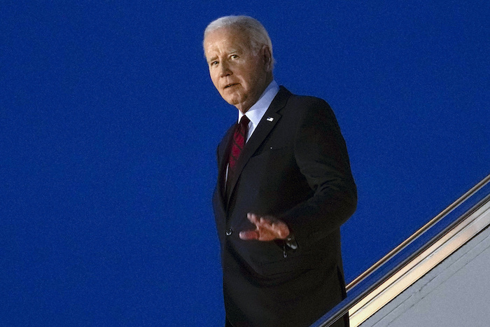 El Presidente Joe Biden saluda al bajar las escaleras del Air Force One en el aeropuerto de Stansted, Inglaterra, el domingo 9 de julio de 2023.