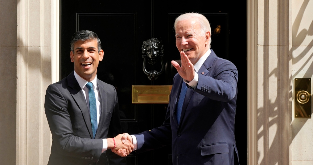 El Presidente de Estados Unidos, Joe Biden, estrecha la mano del Primer Ministro británico, Rishi Sunak, a la izquierda, ante el número 10 de Downing Street en Londres, el lunes 10 de julio de 2023.