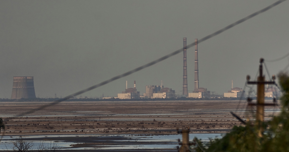 En esta imagen de archivo, la central nuclear de Zaporiyia, la más grande de Europa, vista al fondo tras la crecida provocada por la rotura de la represa de Kajovka, en Energodar, en la Ucrania ocupada por Rusia, el 27 de junio de 2023.