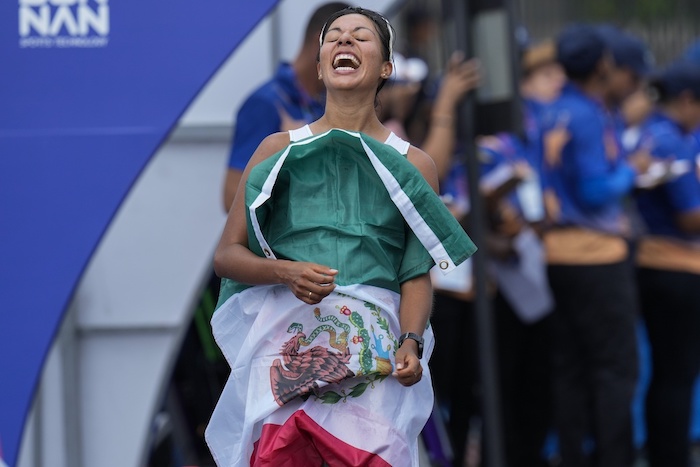 La mexicana Alejandra Ortega festeja tras conquistar la medalla de oro en los 20 kilómetros de marcha en los Juegos Centroamericanos y del Caribe en San Salvador, el domingo 2 de julio de 2023.