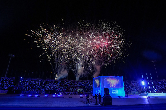 La pirotecnia estalla sobre el estadio Jorge "Mágico" González de San Salvador durante la ceremonia inaugural de los Juegos Centroamericanos y del Caribe en San Salvador, el viernes 23 de junio de 2023.