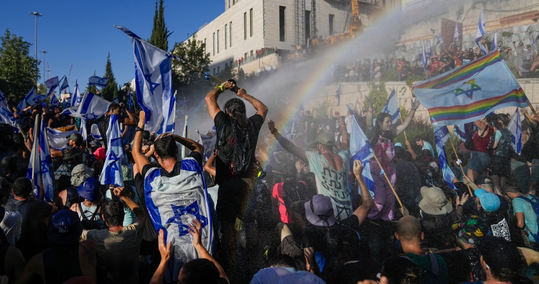 La policía israelí utiliza un cañón de agua para dispersar una protesta contra los planes del Primer Ministro Benjamin Netanyahu para reformar el sistema judicial, en Jerusalén, el lunes 24 de julio de 2023.