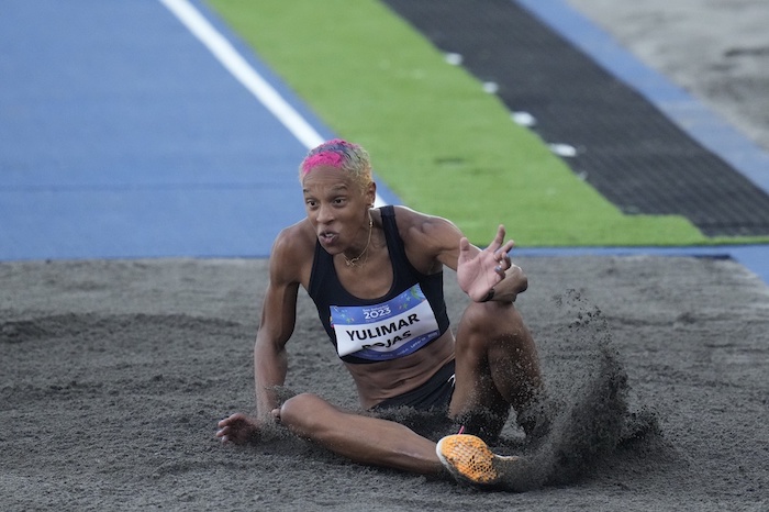 La venezolana Yulimar Rojas compite en el salto triple de los Juegos Centroamericanos y del Caribe, el miércoles 5 de julio de 2023, en San Salvador.