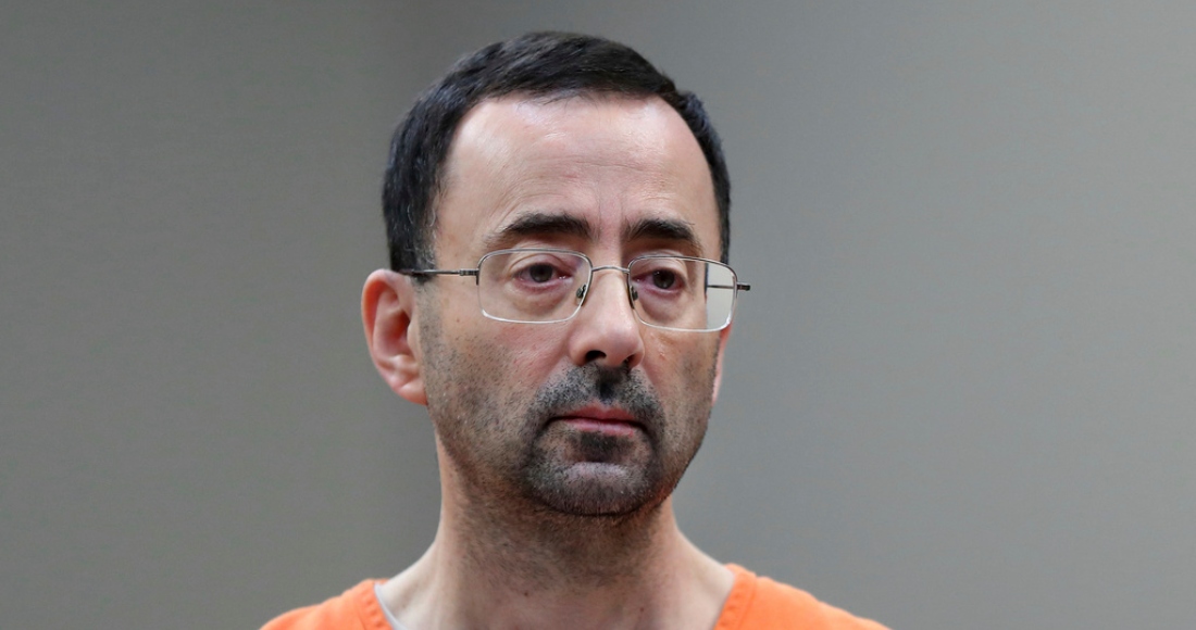 Fotografía de archivo del 22 de noviembre de 2017, el doctor Larry Nassar compareciendo ante un tribunal en Lansing, Michigan. Nassar está en prisión por abusar sexualmente de gimnastas.