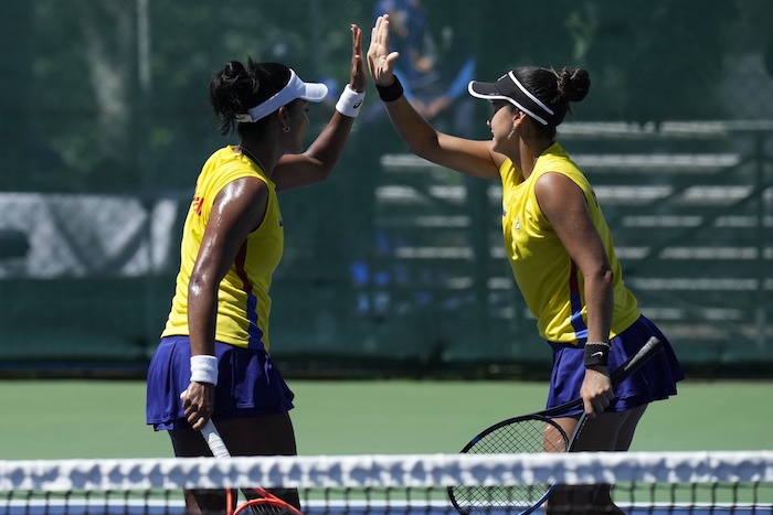 Las colombianas Yuliana Lizaro y María Pérez festejan durante la final de dobles ante las mexicanas María Navarro y Jessica Hinojosa, el miércoles 5 de julio de 2023, en los Juegos Centroamericanos y del Caribe en San Salvador.