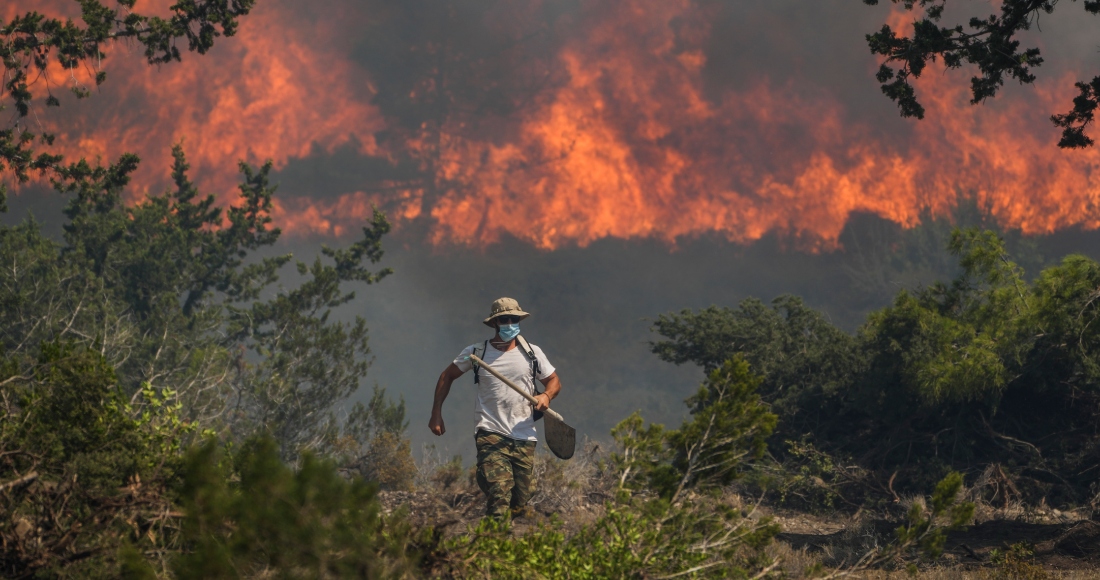 Las llamas de un incendio queman un bosque en Vati, en la isla griega de Rodas, el 25 de julio de 2023.