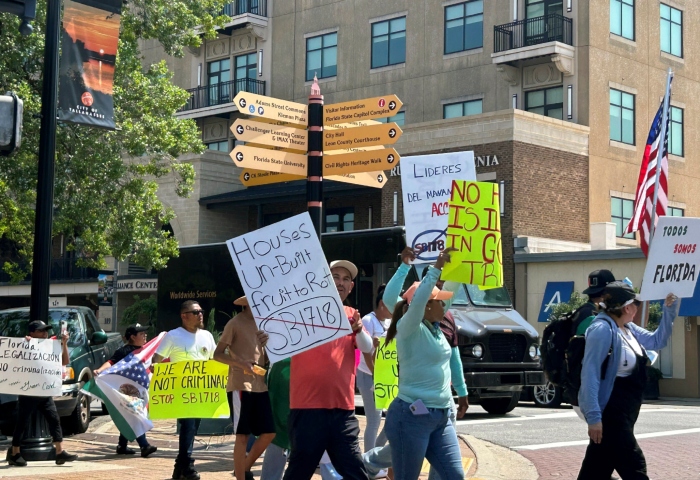 Manifestantes protestan contra una nueva ley de Florida que sanciona a los empleadores que dan trabajo a inmigrantes que ingresaron al país sin autorización, en Tallahassee, Florida, viernes 30 de junio de 2023. Foto: Brendan Farrington, AP