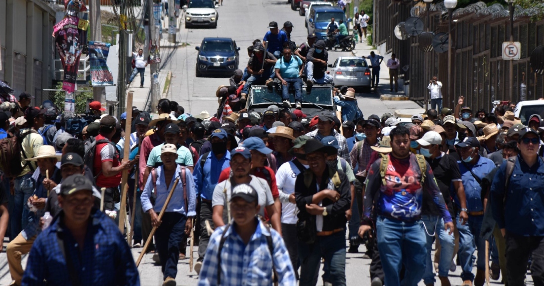 Tras varias horas de diálogo y con la promesa de la instalación de una mesa de trabajo que dé solución a sus demandas, pobladores del Circuito Azul y la Montaña liberaron a los 13 policías que mantenían secuestrados y regresaron el vehículo Black Mamba, del cual se habían apoderado.