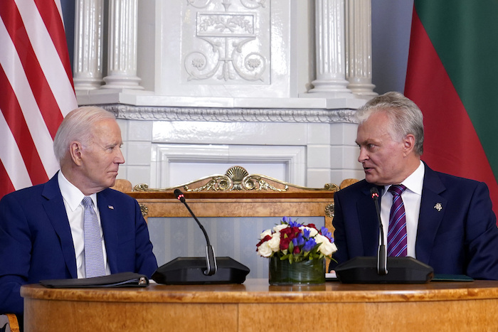 El Presidente de Lituania, Gitanas Nauseda, a la derecha, se reúne con el Presidente de Estados Unidos, Joe Biden, en el Palacio Presidencial antes de la cumbre de la OTAN en Vilna, Lituania, el martes 11 de julio de 2023.