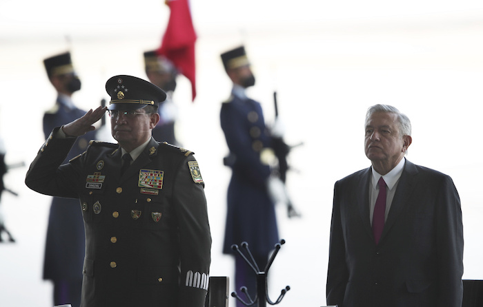 El Secretario de Defensa de México, Luis Crescencio Sandoval, saluda de pie junto al Presidente Andrés Manuel López Obrador durante una ceremonia de inauguración de una nueva pista en la base aérea militar de Santa Lucía, al norte de la Ciudad de México, el 10 de febrero de 2021, convertida para complementar el sobrecargado aeropuerto internacional de la capital.