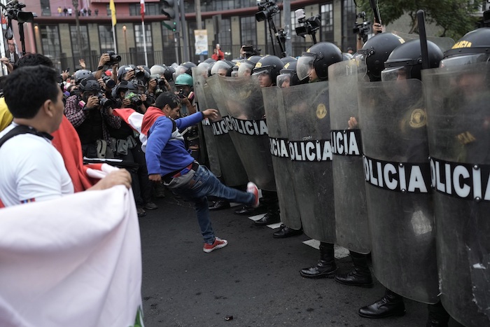 Manifestantes de oposición chocan con la policía en el centro de Lima, Perú, el miércoles 19 de julio de 2023.