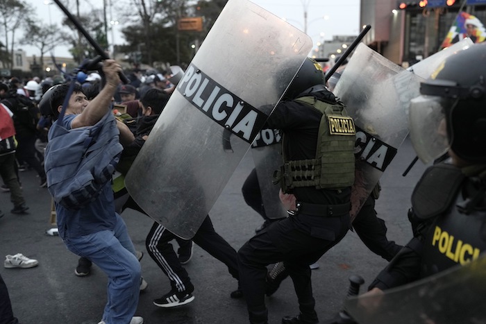 Manifestantes de oposición chocan con la policía en el centro de Lima, Perú, el miércoles 19 de julio de 2023.