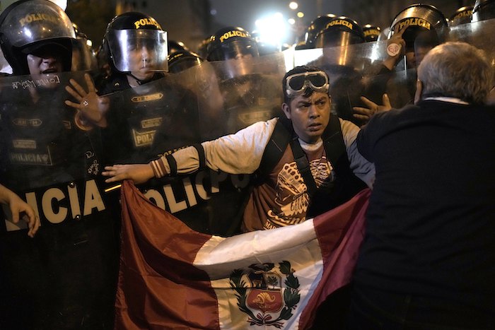 Manifestantes de oposición se enfrentan a un cordón policial en el centro de Lima, Perú, el miércoles 19 de julio de 2023.