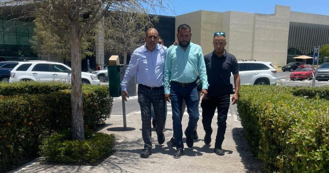 Agentes de la Fiscalía de San Luis Potosí detuvieron al Presidente municipal de Matehuala, Iván Estrada Guzmán, para ser sometido a una prueba de voz, luego de que en mayo se difundieran audios en los que supuestamente acepta colaborar con grupos criminales. Foto: Tomada de redes sociales