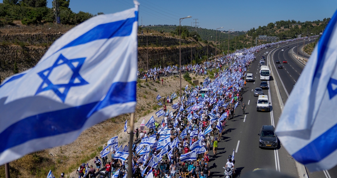 Miles de israelíes marchan por una autopista hacia Jerusalén en protesta por los planes del Gobierno del Primer Ministro, Benjamin Netanyahu, de reformar el sistema judicial, cerca de Abu Gosh, Israel, el sábado 22 de julio de 2023.