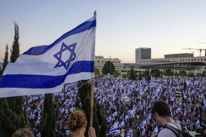 Miles de israelíes protestan contra los planes del Primer Ministro Benjamin Netanyahu para reformar el sistema judicial, en Jerusalén, el sábado 22 de julio de 2023.