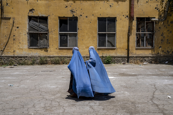 Mujeres afganas esperan a recibir raciones de comida distribuidas por un grupo humanitario en Kabul, Afganistán, el 28 de mayo de 2023.