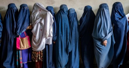 Mujeres afganas esperan recibir raciones de alimentos distribuidas por un grupo de ayuda humanitaria, en Kabul, Afganistán, el martes 23 de mayo de 2023.