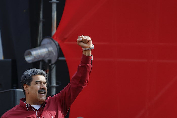 El Presidente de Venezuela, Nicolás Maduro, se dirige a sus simpatizantes en un evento de celebración por el 21ro aniversario del regreso al poder del fallecido Presidente Hugo Chávez, tras un intento fallido de golpe de Estado, en Caracas, Venezuela, el 13 de abril de 2023.