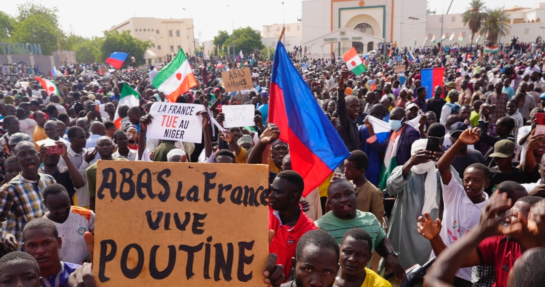 Nigerinos participan en una marcha convocada por partidarios del general golpista Abdourahmane Tchiani en Niamey, Níger, el domingo 30 de julio de 2023.