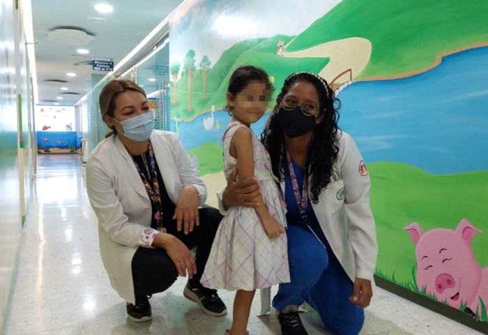 Niña de 4 años fue herida por bala perdida, en Guerrero; médicos del IMSS la salvan. Foto: IMSS